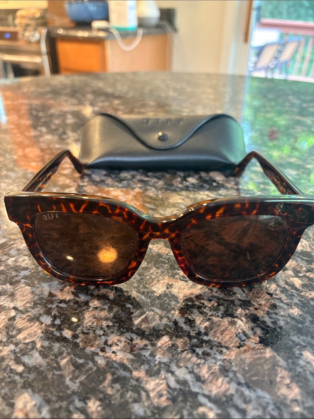 Diff Eyewear. CARSON - LEOPARD TORTOISE + BROWN GRADIENT SUNGLASSES.